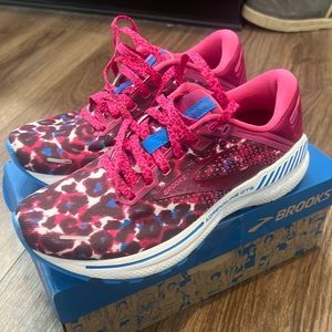 NIB Brooks Adrenaline GTS 22